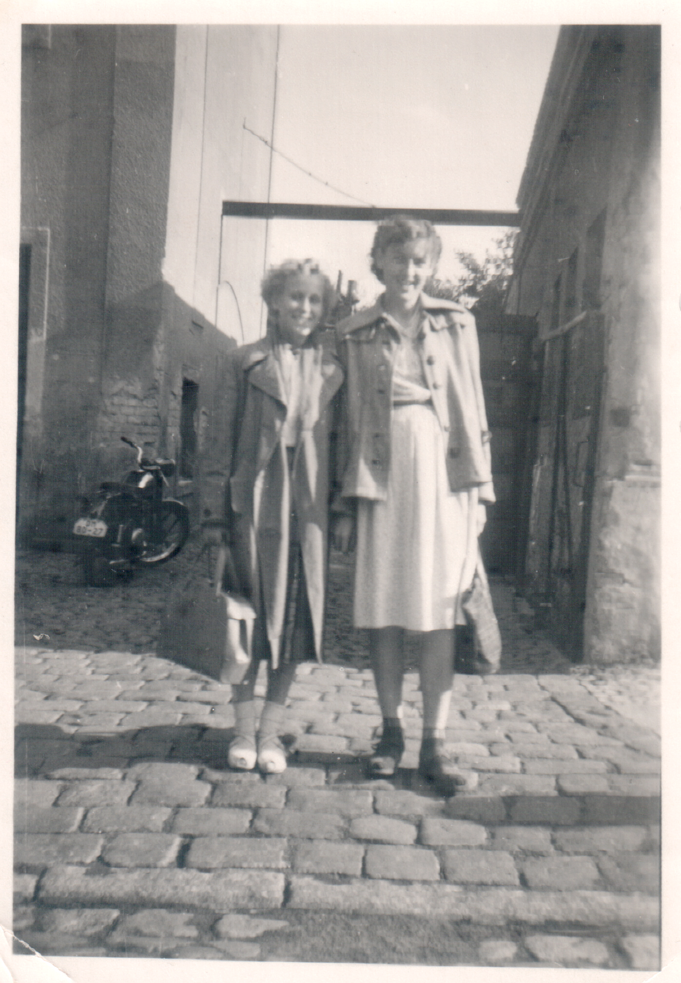 zwei Junge Damen auf einem schwarz/weiß Foto
