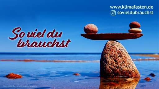 ein großer Stein im Meer auf dem kleinere Steine auf einer Art Waage platziert sind