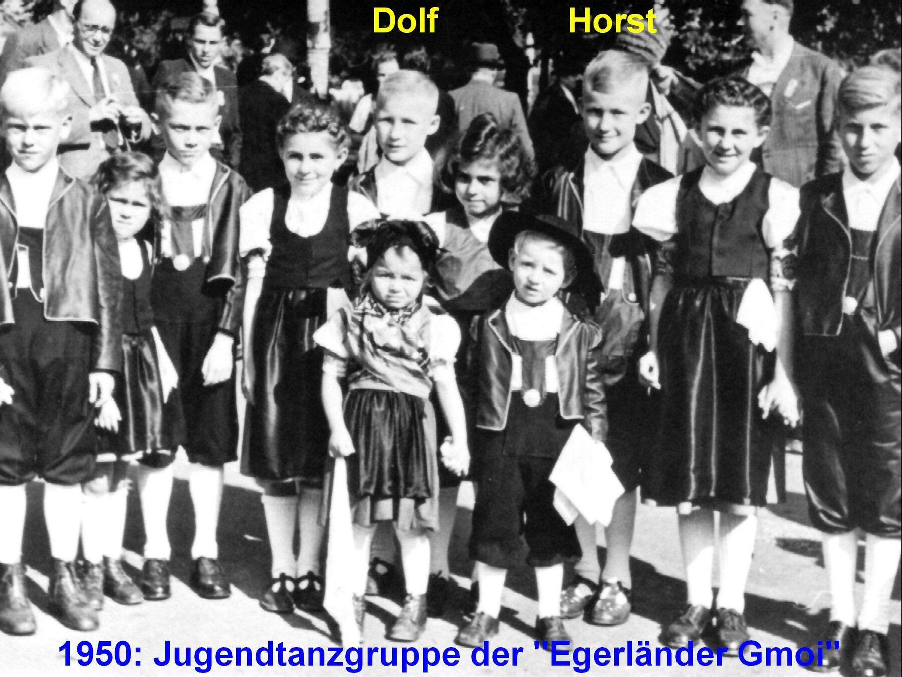 Eine Gruppe Kinder in Trachten