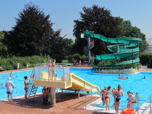 Nichtschwimmerbecken mit Riesenrutschbahn und Breitrutsche