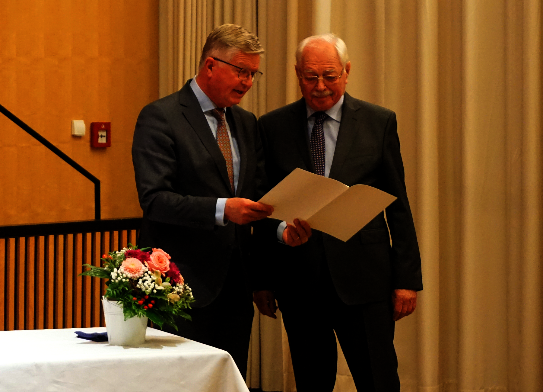 v.l: Landrat Heinz Einiger und Alexander Lencses bei der Übergabe der Urkunde und Stauffermedaille