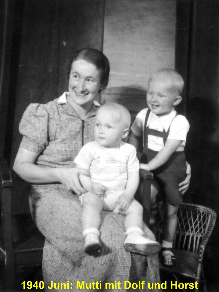 Horst Köhler mit seinem Bruder und seiner Mutter auf einer schwarz/weiß Aufnahme