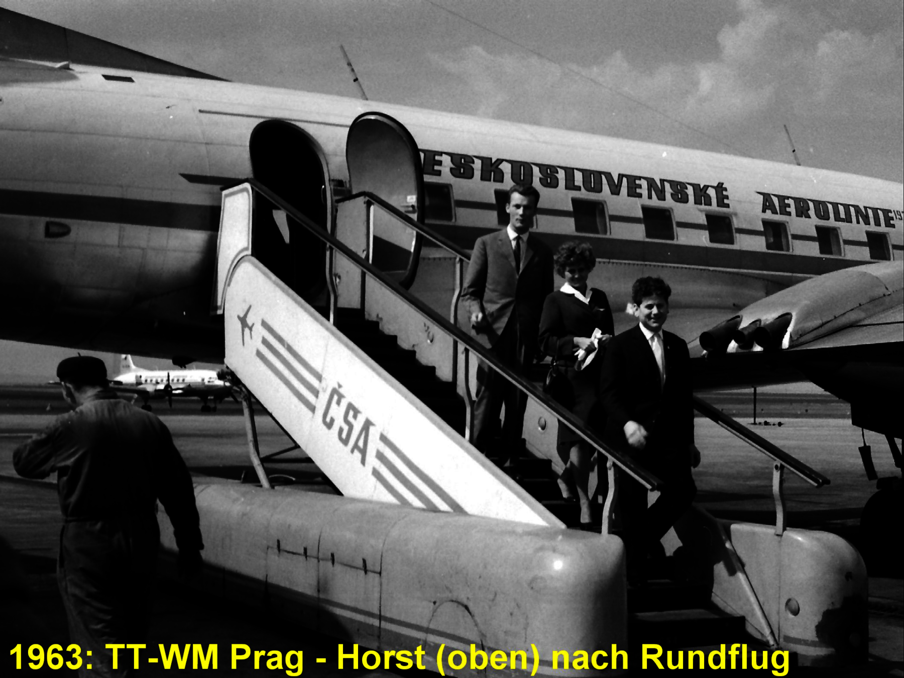 Horst Köhler und zwei andere Menschen auf einer Flugzeugtreppe