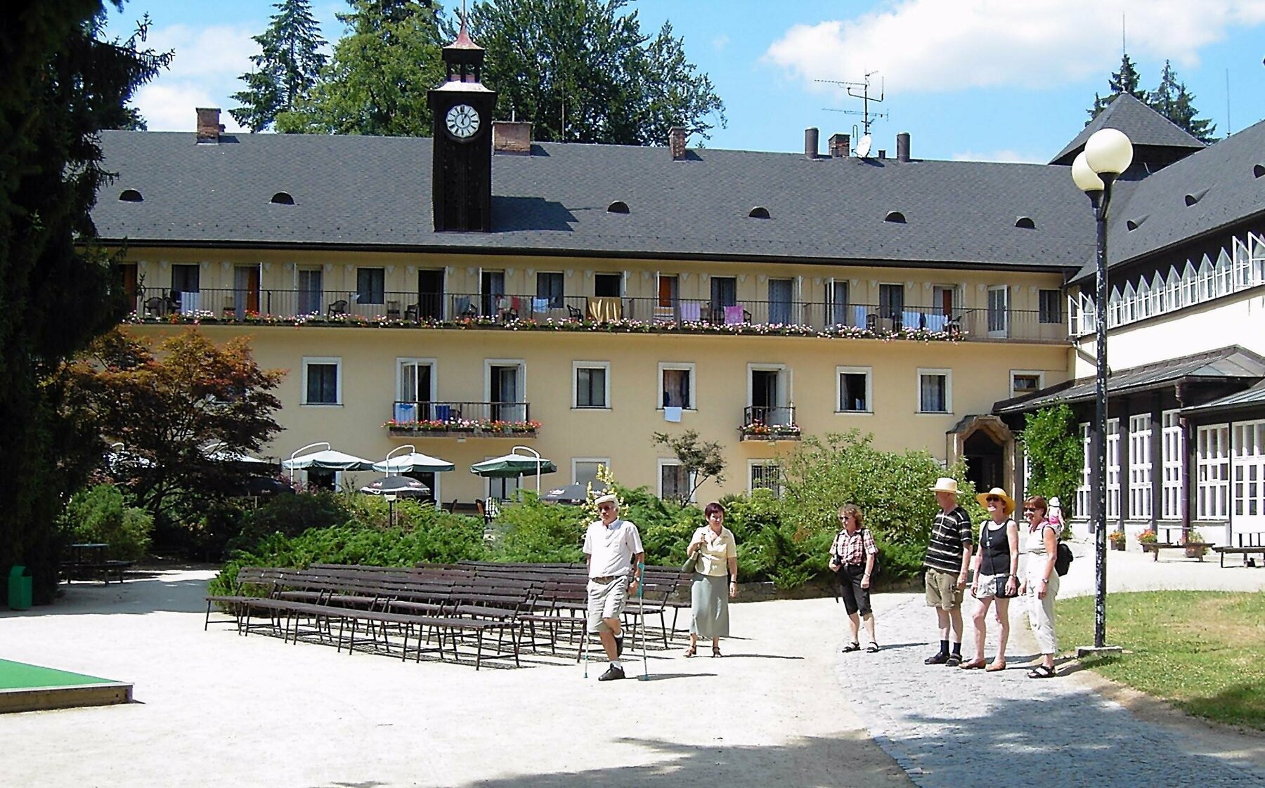 Eine Gruppe vor einem gelben Haus