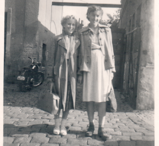 zwei Junge Damen auf einem schwarz/weiß Foto