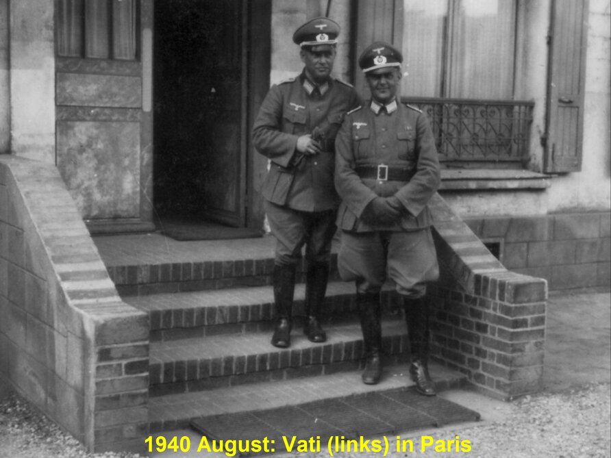 zwei Soldaten auf einer Treppe